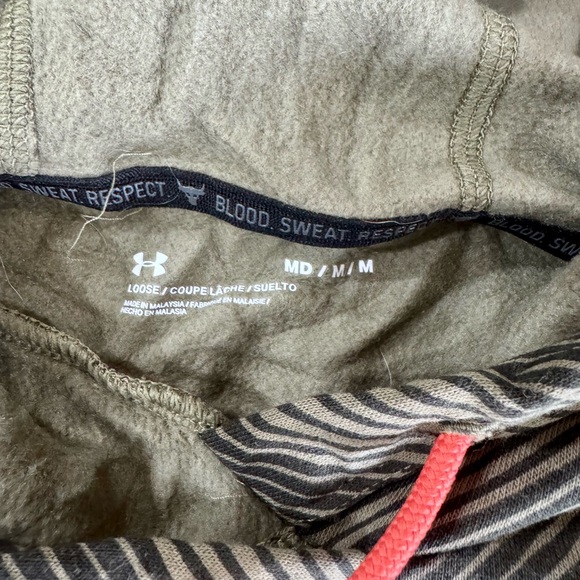 Women’s Gray Hooded Sleeveless Poncho with Pink Drawstring - Picture 4 of 5